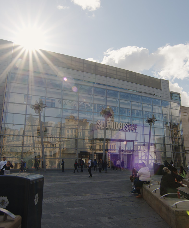 A picture of selfridges shopping centre in Manchester during the day
